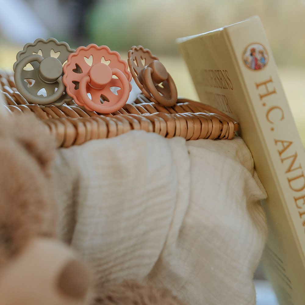 FRIGG Fairytale - Round Latex Pacifier - Princess &amp; the Pea (Pretty in Peach)